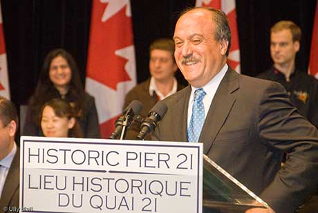 Wadih Fares lors d'un discours au Quai 21 (2009)